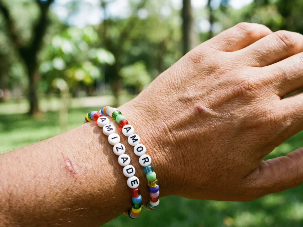 Pulseiras coloridas com as palavras amor e amizade.