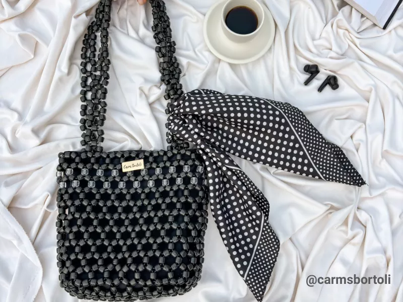 Bolsa preta de crochê com lenço estampado em poá