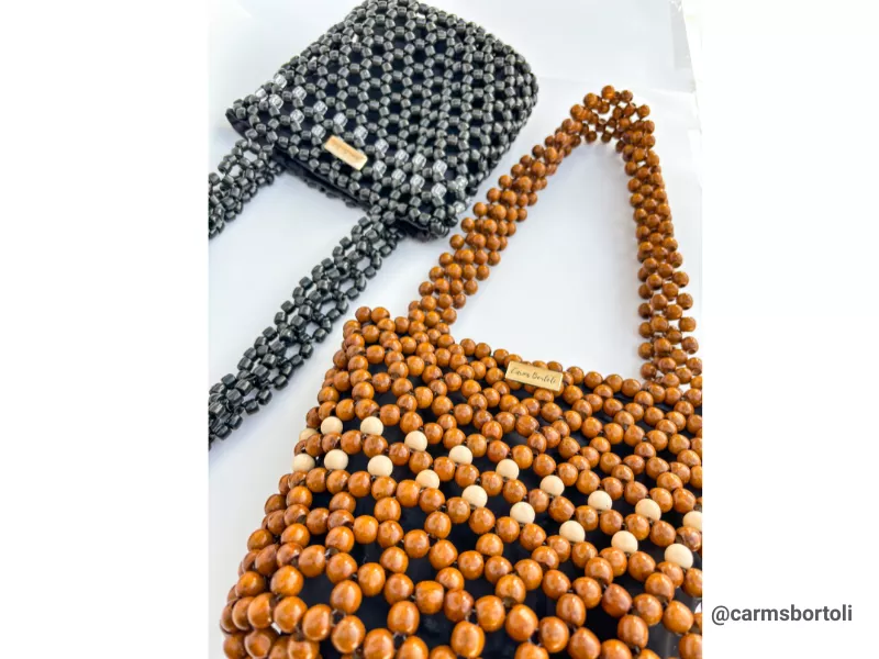Bolsas de pérolas em preto e marrom