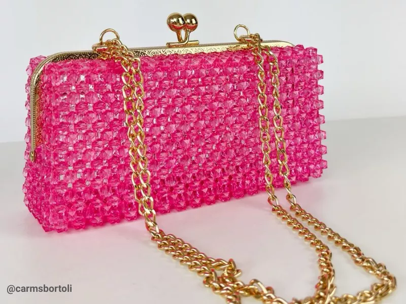 Clutch rosa de pedras com corrente dourada