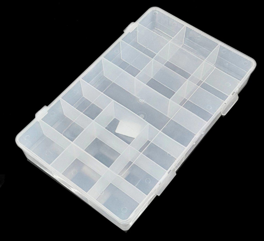Caixa organizadora retangular de plástico transparente com divisórias ajustáveis, ideal para artesanato.