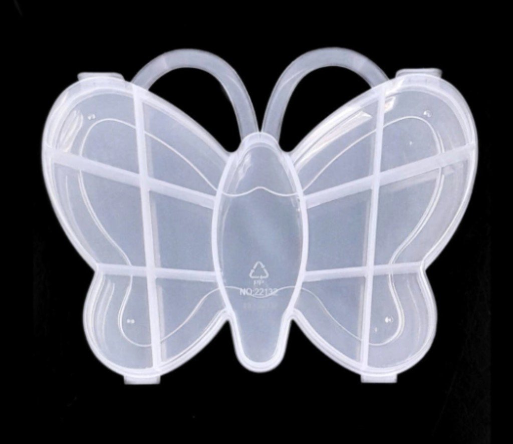 Caixa organizadora de plástico transparente, com formato de borboleta, para armazenar miçangas ou outros itens pequenos.