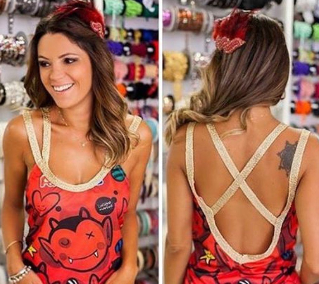 Propaganda de abadá de carnaval, exibindo a frente e as costas de uma mulher usando uma blusa com estampa de monstrinho.