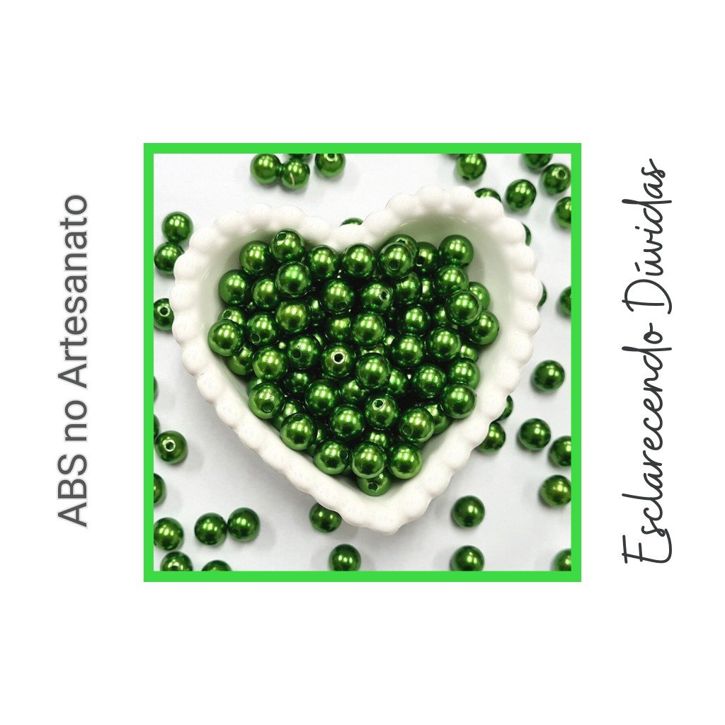 Bolas de plástico (ABS) de cor verde-esmeralda em uma tigela em forma de coração, com o texto: ABS no Artesanato, Esclarecendo Dúvidas.
