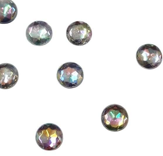 Uma série de chatons iridescentes sem furo, de formato redondo, em um fundo branco.