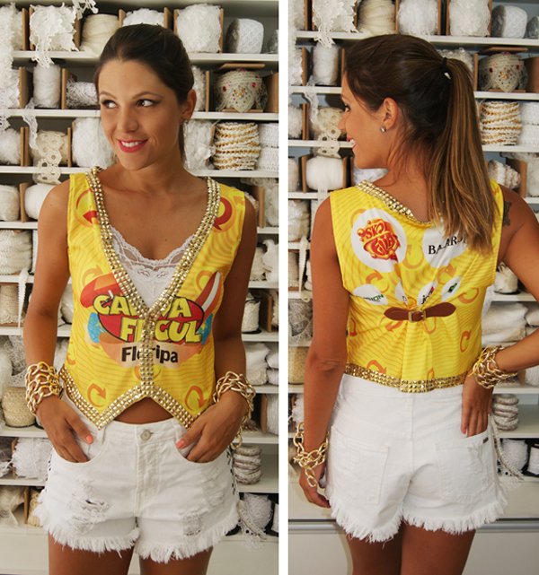 Frente e verso de uma fantasia de carnaval, com abadá amarelo e branco, shorts jeans, e correntes douradas como acessório.
