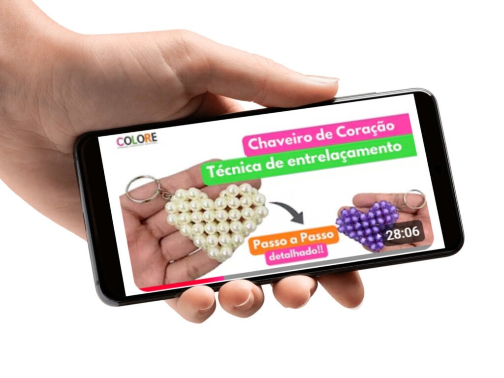 Chaveiro de coração feito com pérolas coloridas