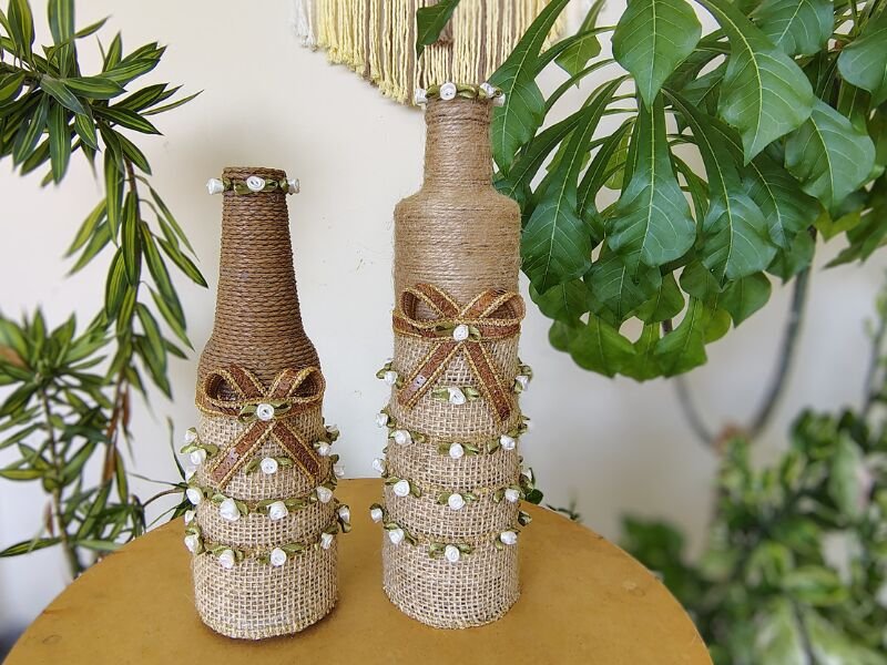 Decoração com garrafas envoltas em sisal e fitas
