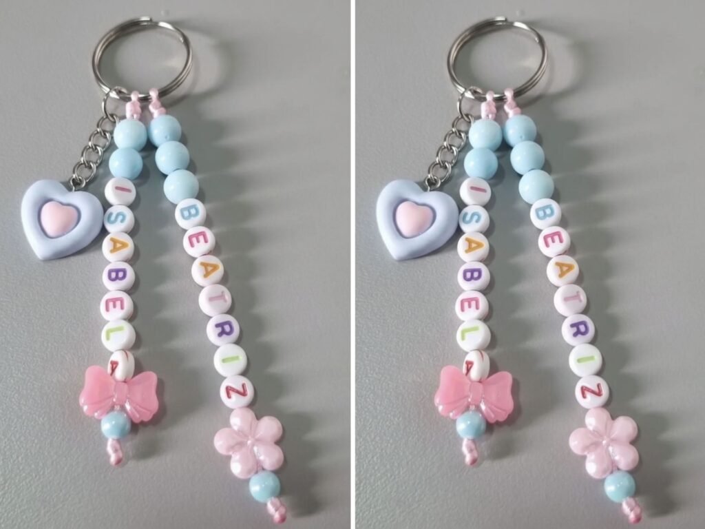 Chaveiro decorativo com nome e contas coloridas.