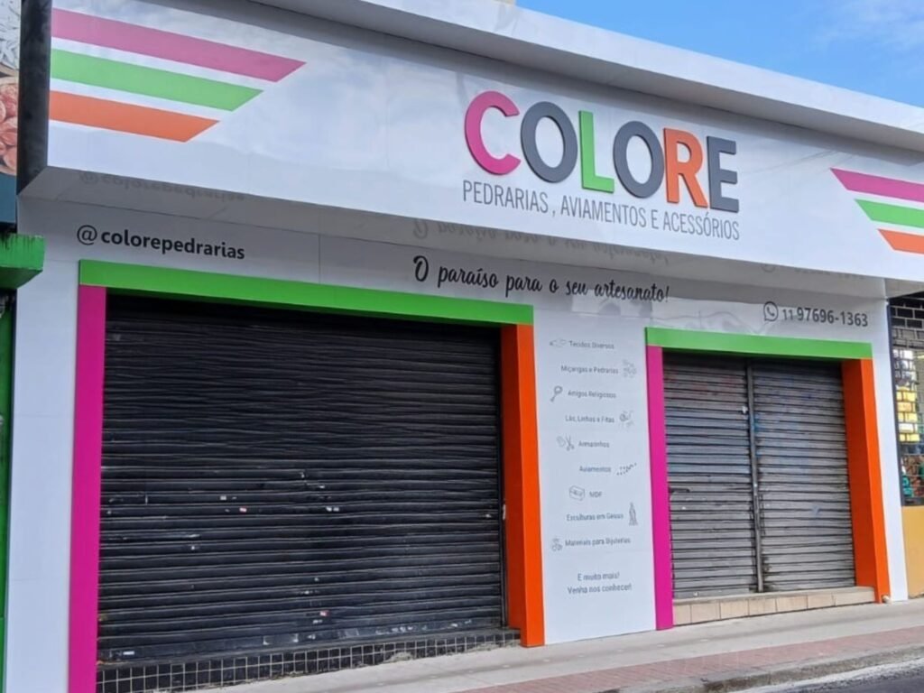 Fachada da loja Colore com letreiro colorido