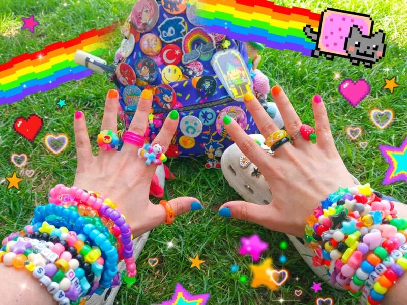 Mãos com pulseiras coloridas e anéis divertidos