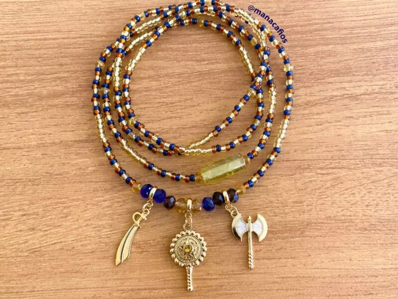 Colar de contas com pendentes dourados e coloridos