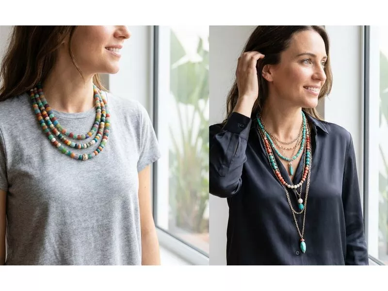 Colares coloridos em mulher com blusa cinza e preta