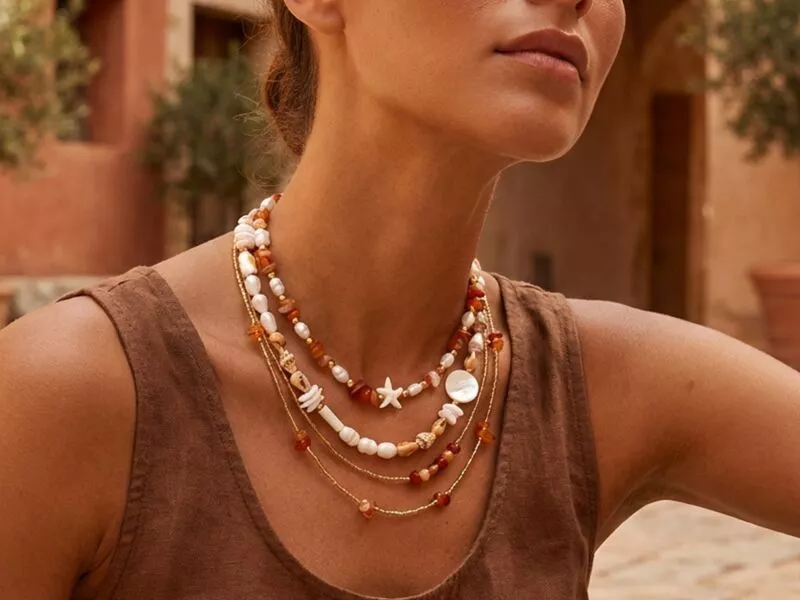 Colares coloridos em mulher elegante ao ar livre