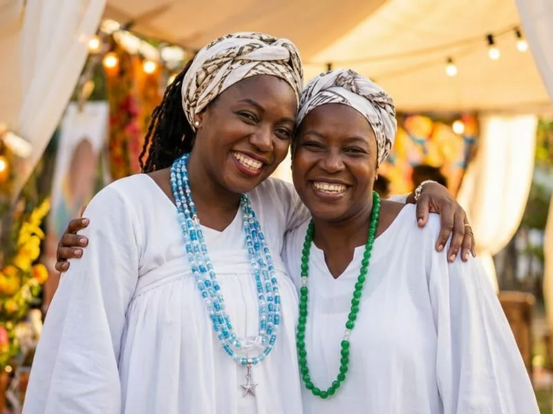 Duas mulheres sorrindo em celebração cultural