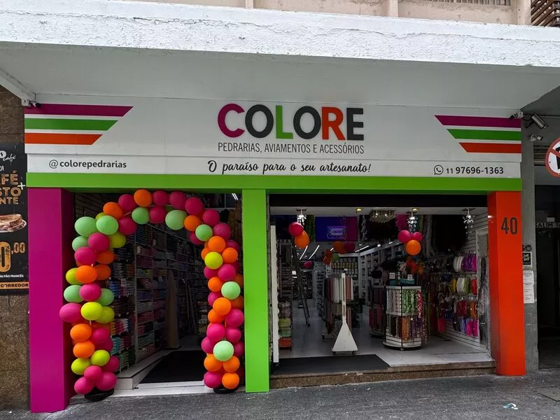 Fachada da loja Colore com decoração colorida