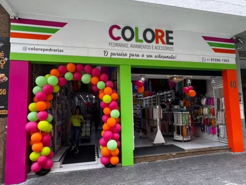 Fachada da loja Colore com balões coloridos