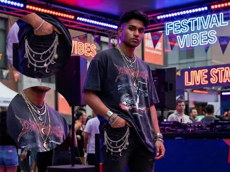Jovem em festival com camiseta estilosa e colares brilhantes