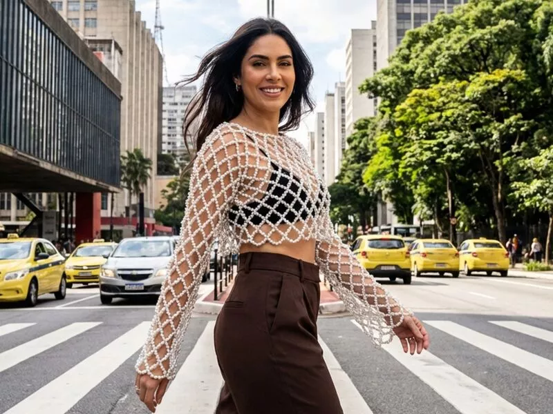 Mulher sorrindo em rua movimentada com táxis amarelos