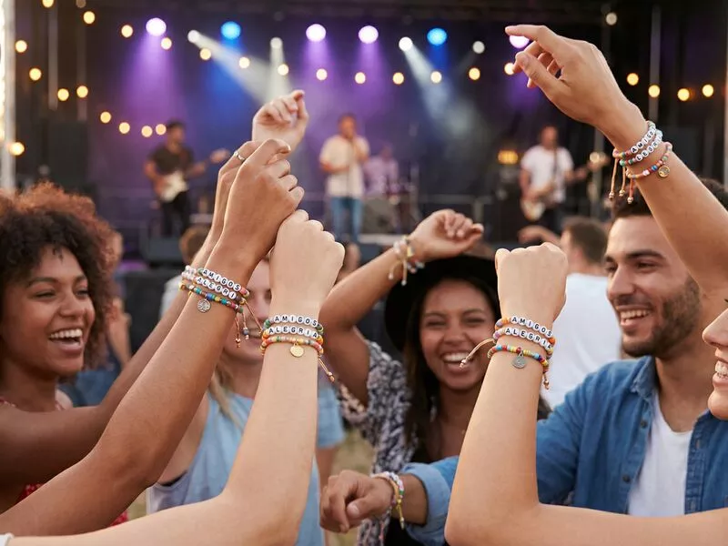 Pessoas se divertindo em um show com pulseiras coloridas