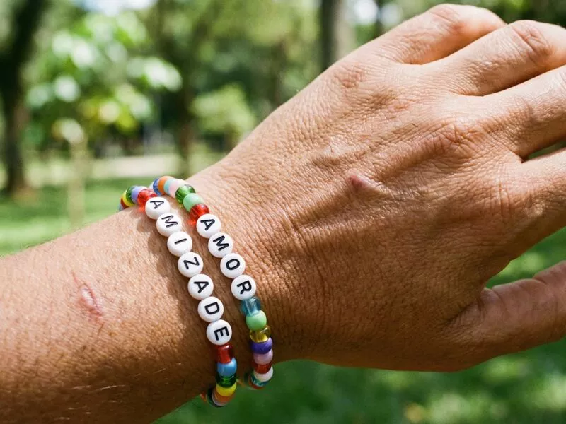Pulseiras coloridas com as palavras amor e amizade