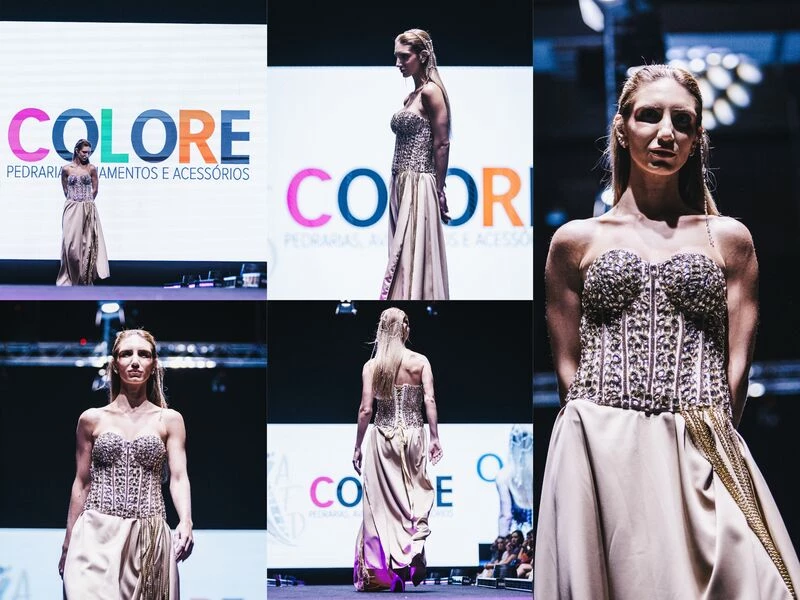 Modelo desfilando com vestido da marca Colore.