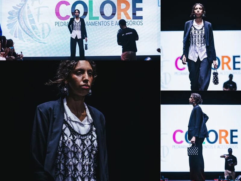 Modelo desfilando com roupa elegante no evento Colore