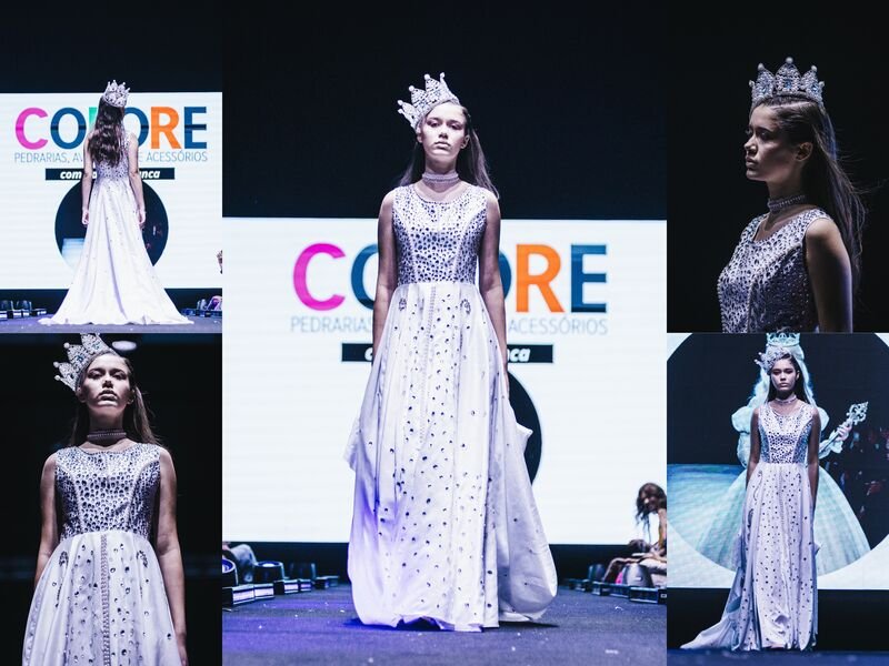 Modelo desfilando com vestido elegante e tiara.