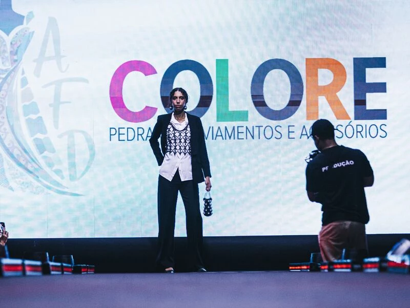 Modelo na passarela do evento Colore 2023