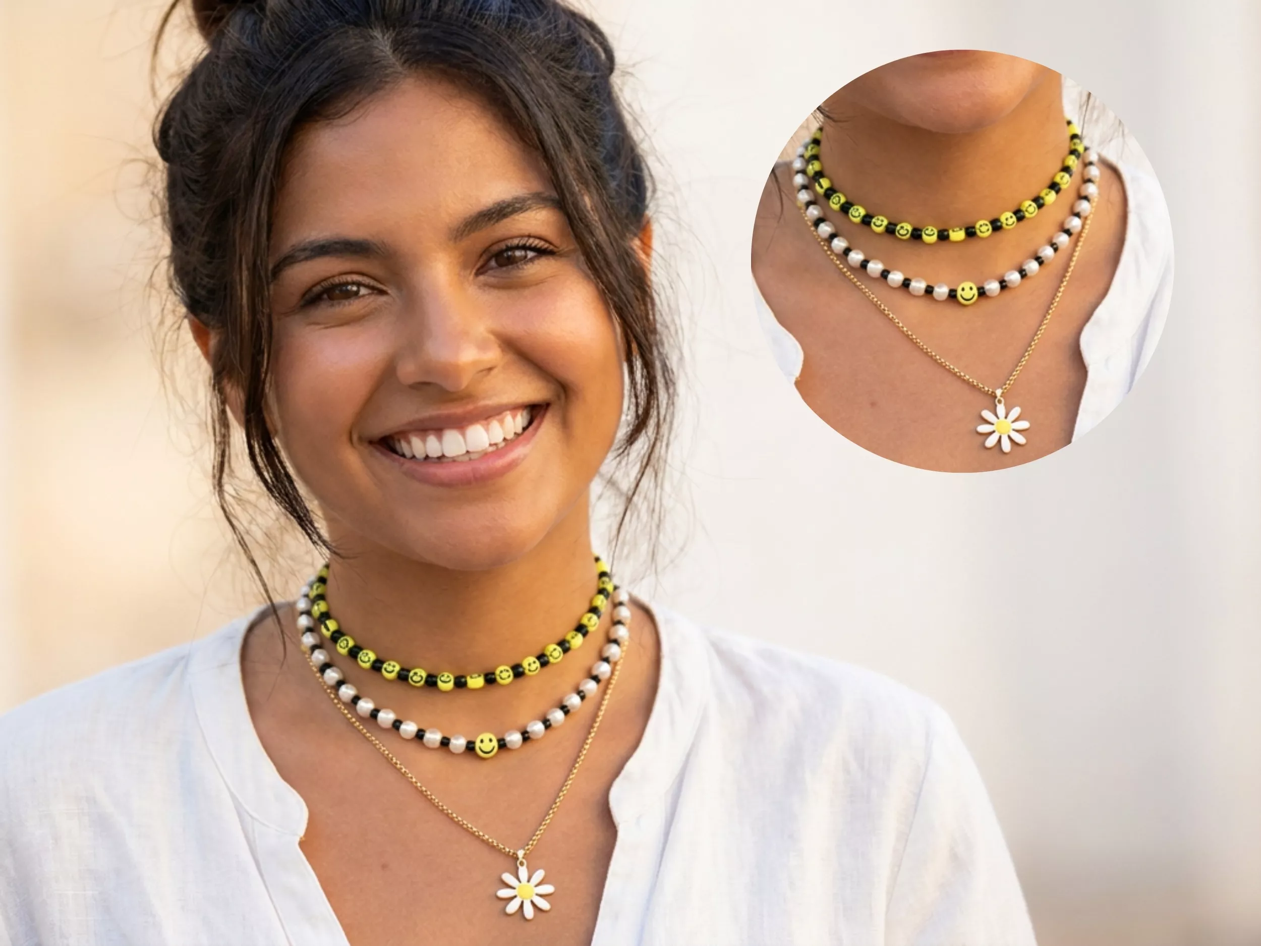 Mulher sorridente usando colares coloridos
